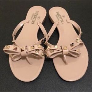 Valentino Rockstud Sandal in the colour Poudre